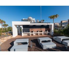 Apartamento con 2 dormitorios, 2 baños, piscina comunitaria,garaje y trastero en zona de Punta Prima