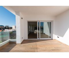 Apartamento con 2 dormitorios, 2 baños, piscina comunitaria,garaje y trastero en zona de Punta Prima