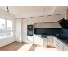 Apartamento con 2 dormitorios, 2 baños, piscina comunitaria,garaje y trastero en zona de Punta Prima