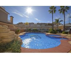 Adosado con 2 dormitorios y 2 baños, con piscinas comunitaria en zona Villamartin (Orihuela Costa)