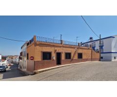 CASA CON PATIO Y TERRAZA DE 3 DORMITORIOS EN CHLES ( BADAJOZ )