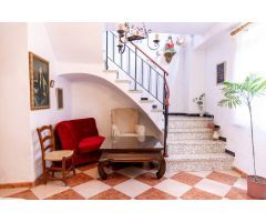 CASA CON GRAN PATIO EN ALAMEDA