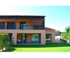 Exclusiva propiedad con amplia terraza y piscina en prestigiosa urbanización Bonmont