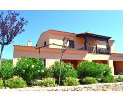 Exclusiva propiedad con amplia terraza y piscina en prestigiosa urbanización Bonmont