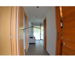 Exclusiva propiedad con amplia terraza y piscina en prestigiosa urbanización Bonmont