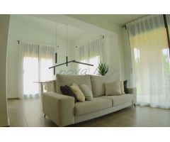 Exclusiva propiedad con amplia terraza y piscina en prestigiosa urbanización Bonmont