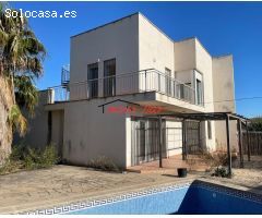Amplia casa adosada con jardín y solárium en Calafat, a solo 500 metros de la playa