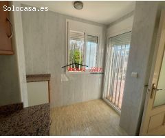 Amplia casa adosada con jardín y solárium en Calafat, a solo 500 metros de la playa