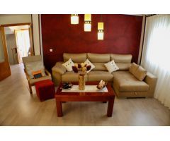 Chalet independiente con piscina propia.