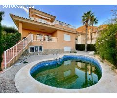 VILLA DE LUJO CON EXCELENTES VISTAS AL MAR Y PISCINA PRIVADA, EN GOLF BAHIA