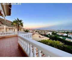 VILLA DE LUJO CON EXCELENTES VISTAS AL MAR Y PISCINA PRIVADA, EN GOLF BAHIA