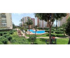 ACOGEDOR APARTAMENTO A 250 METROS DE LA PLAYA DE PONIENTE CON PARKING Y PISCINA
