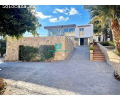 Vivienda independiente de 5 dormitorios, 4 baños, piscina privada y vistas al mar.