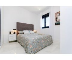 VIlla adosada con 3 dormitorios 3 baños, piscina, parking y solar en Orihuela Golf