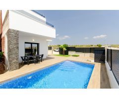 VIlla adosada con 3 dormitorios 3 baños, piscina, parking y solar en Orihuela Golf