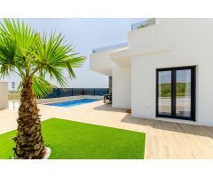 VIlla adosada con 3 dormitorios 3 baños, piscina, parking y solar en Orihuela Golf