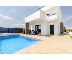 VIlla adosada con 3 dormitorios 3 baños, piscina, parking y solar en Orihuela Golf