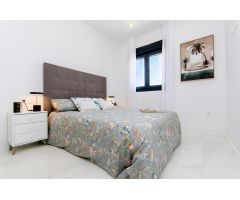 VIlla adosada con 3 dormitorios 3 baños, piscina, parking y solar en Orihuela Golf