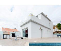 Chalet independiente de 98m2 con 3 dormitorios 2 baños, jardín, piscina y parking en Torrevieja