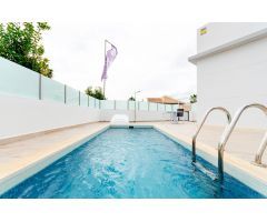 Chalet independiente de 98m2 con 3 dormitorios 2 baños, jardín, piscina y parking en Torrevieja