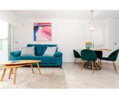 Chalet independiente de 98m2 con 3 dormitorios 2 baños, jardín, piscina y parking en Torrevieja