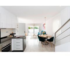 Chalet independiente de 98m2 con 3 dormitorios 2 baños, jardín, piscina y parking en Torrevieja