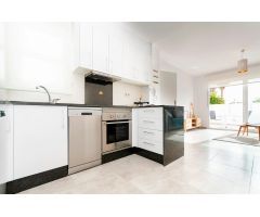 Chalet independiente de 98m2 con 3 dormitorios 2 baños, jardín, piscina y parking en Torrevieja