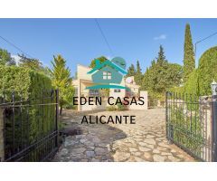 Chalet Independiente Con 4 Dormitorios y 2 Baños, piscina, jardín y trastero en Torremanzanas Alican