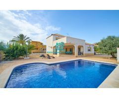 Casa Unifamiliar de 206m2 en Busot con 3 Dormitorios 3 Baños, Terreno 781m2, Piscina Climatizada