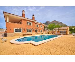 Gran vivienda independiente con 7 dormitorios,  piscina y vistas al mar en Busot