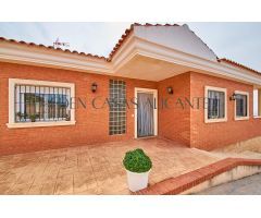 Gran vivienda independiente con 7 dormitorios,  piscina y vistas al mar en Busot