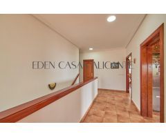 Gran vivienda independiente con 7 dormitorios,  piscina y vistas al mar en Busot