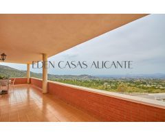 Gran vivienda independiente con 7 dormitorios,  piscina y vistas al mar en Busot