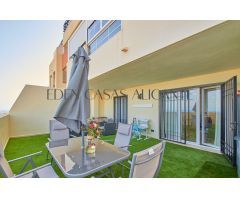 Piso de 2 dormitorios 2 baños con gran terraza con vistas al mar, piscina comunitaria y parking