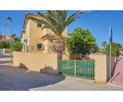 Chalet independiente de esquina con 3 dormitorio, 2 baños y sotano en Cotoveta