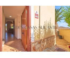Chalet independiente de esquina con 3 dormitorio, 2 baños y sotano en Cotoveta