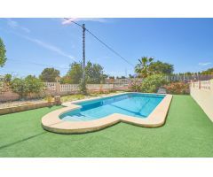 Chalet independiente en Busot de 318 m², 6 dormitorios, 3 baños, aparcamiento, piscina y jardín.
