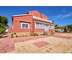 Chalet independiente en Busot de 318 m², 6 dormitorios, 3 baños, aparcamiento, piscina y jardín.