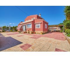Chalet independiente en Busot de 318 m², 6 dormitorios, 3 baños, aparcamiento, piscina y jardín.