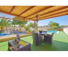 Chalet independiente en Busot de 318 m², 6 dormitorios, 3 baños, aparcamiento, piscina y jardín.