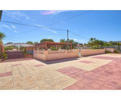 Chalet independiente en Busot de 318 m², 6 dormitorios, 3 baños, aparcamiento, piscina y jardín.