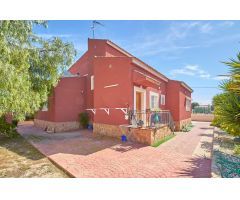 Chalet independiente en Busot de 318 m², 6 dormitorios, 3 baños, aparcamiento, piscina y jardín.