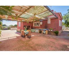 Chalet independiente en Busot de 318 m², 6 dormitorios, 3 baños, aparcamiento, piscina y jardín.