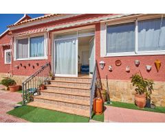 Chalet independiente en Busot de 318 m², 6 dormitorios, 3 baños, aparcamiento, piscina y jardín.