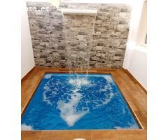 3 dormitorios con piscina privada y jacuzzi en el dormitorio.