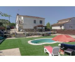 CHALET CON DOS VIVIENDAS - PISCINA