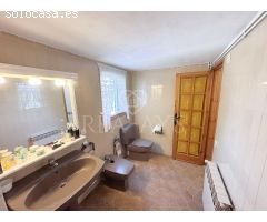 ESPECTACULAR CHALET EN ZONA RESIDENCIAL CON PISCINA - VALLIRANA