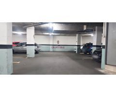 Garaje con Montacargas: Fácil Acceso y Espacio Ideal para tu Coche Mediano en Los Ángeles