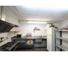 Oportunidad en Esquina: Local con Potencial de Vivienda