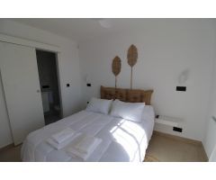 Bungalow planta alta, reformado, con solárium privado, vistas al mar y licencia Turística.